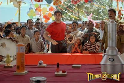 Minnal Murali Movie Review in Hindi by Pankaj Shukla Tovina Thomas Basil Joseph Femina George Netflix India