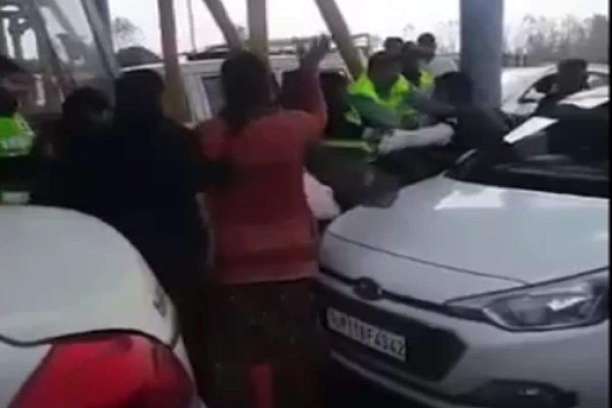 UP News: Fight in two women in toll plaza in Saharanpur city and video viral