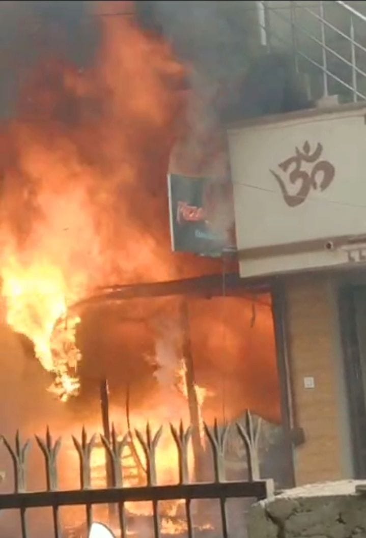Huge loss due to short circuit fire in pizza shop, shopkeeper started work by taking loan