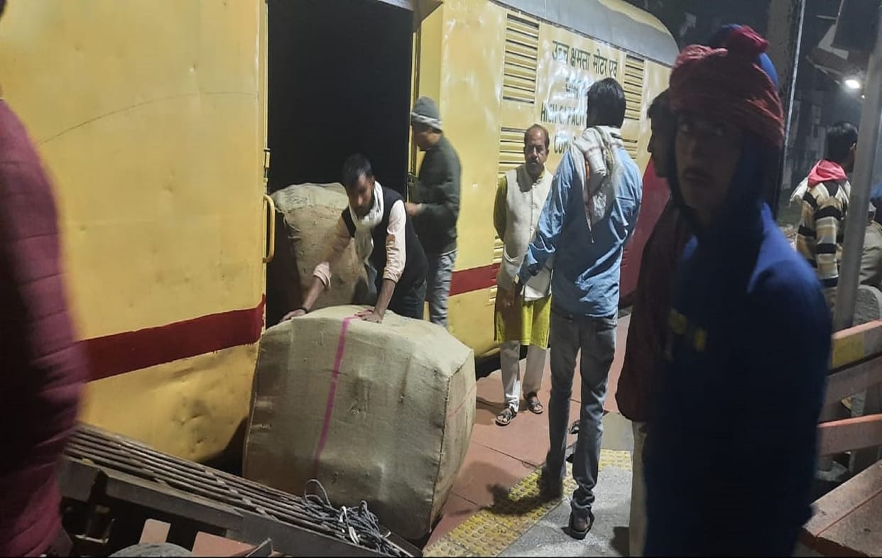 Railways news Now you will able to trace loading and unloading of railway parcels facility will be available at 9 stations including Varanasi