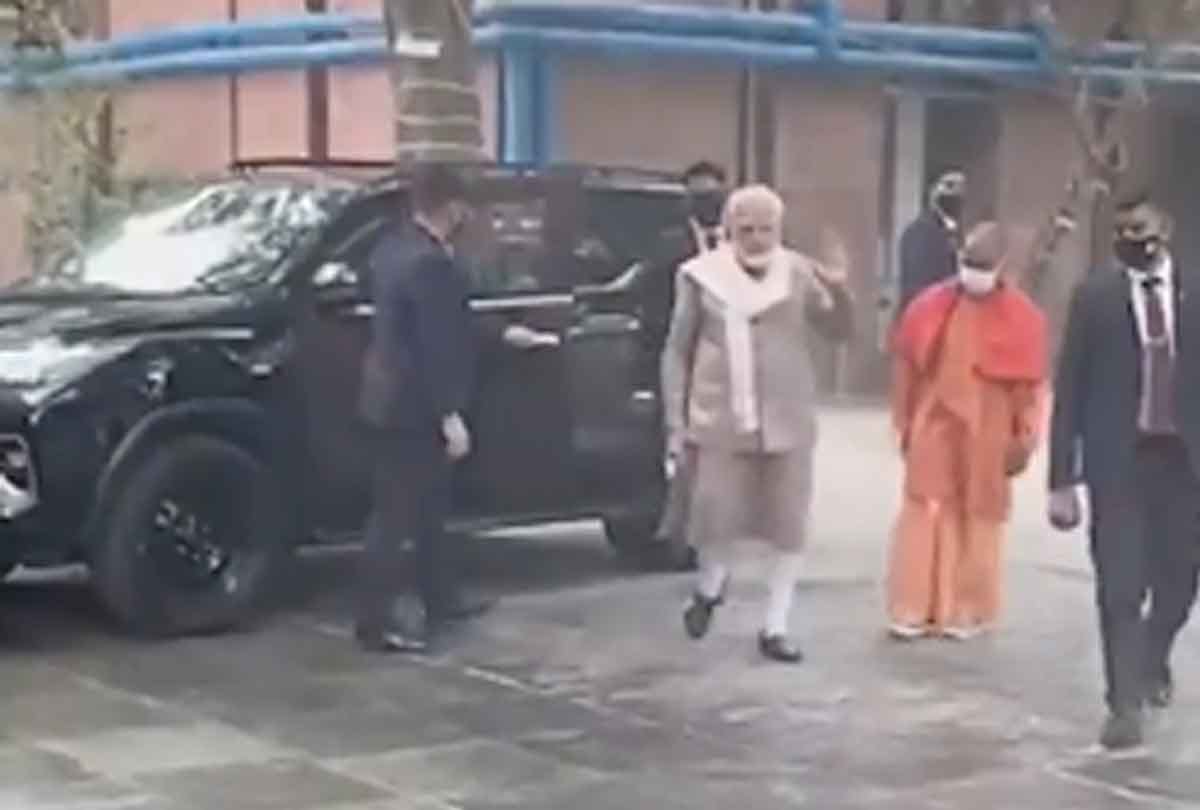 Weather deteriorated, PM's helicopter did not fly, Modi walked 52 km on the roads of Kanpur