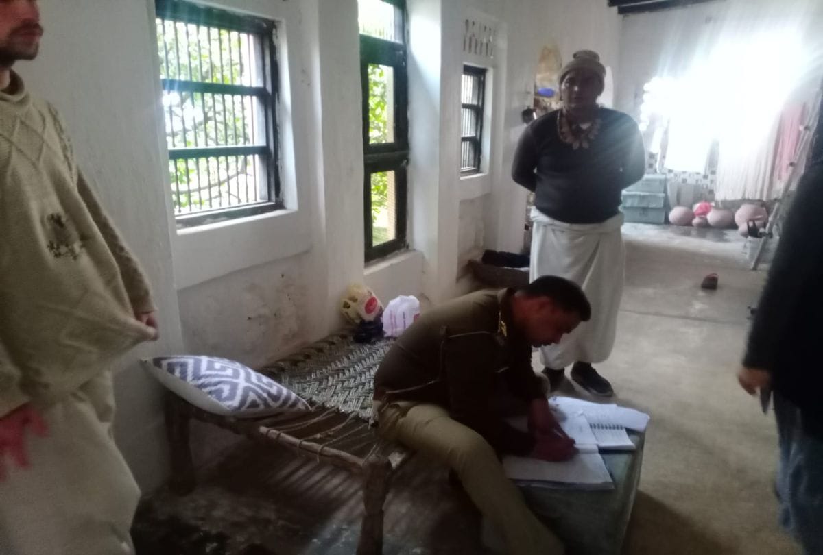 foreign Tourist commits suicide by hanging in mathura