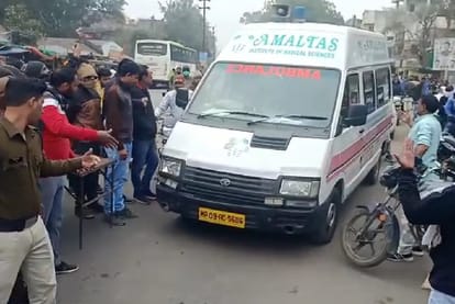 Shajapur: Bajrang Dal jammed the old highway in protest against the removal of gummis from the private bus stand, the attitude of the municipality was wrong.