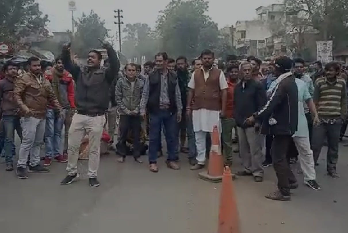Shajapur: पुराने हाईवे पर चक्काजाम करते बजरंग दल के कार्यकर्ता