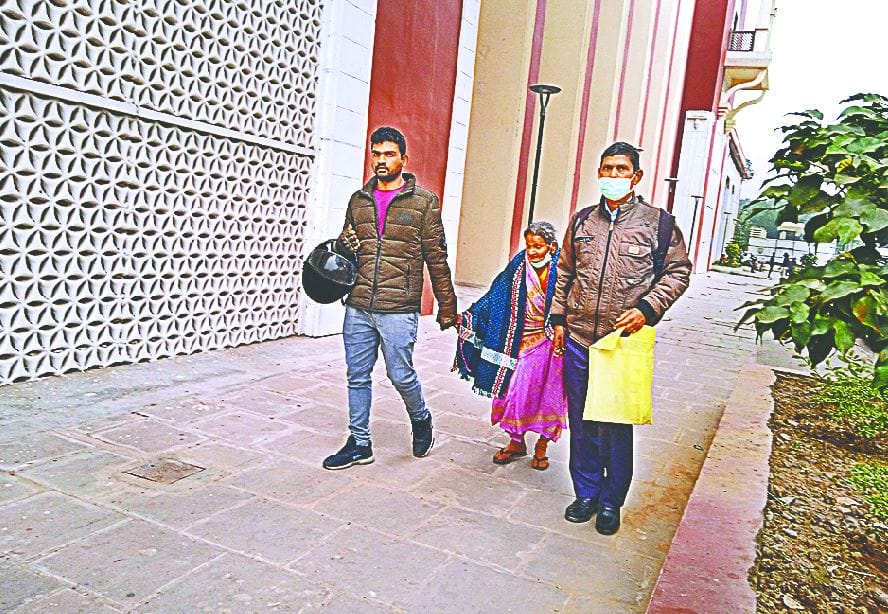 BHU Hopsital varanasi Son wandered for treatment by taking 90 year old mother on foot