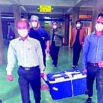 बच्ची के अंग ले जाते पीजीआई के कर्मी...