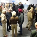लुधियाना बम धमाके वाली जगह पर खड़े पुलिसकर्मी।