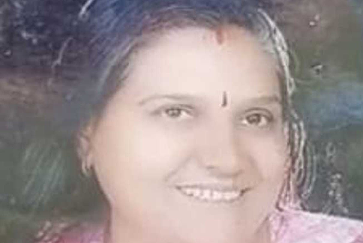 Indore News: Husband was sleeping in the room and wife jumped from the sixth floor of the building, died