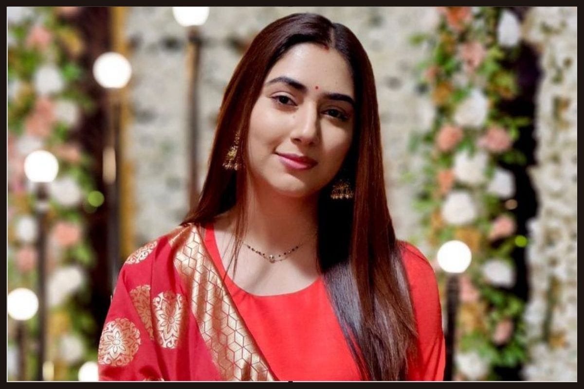 Disha Parmar got scared from the people playing holi as she is posing for paparazzi