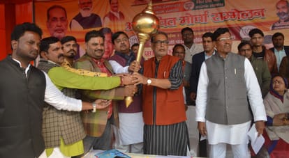 भाजपा अनुसूचित मोर्चा के सम्मेलन के दौरान प्रदेश प्रभारी का गदा भेट कर स्वागत करते भाजपाई।  संवा?