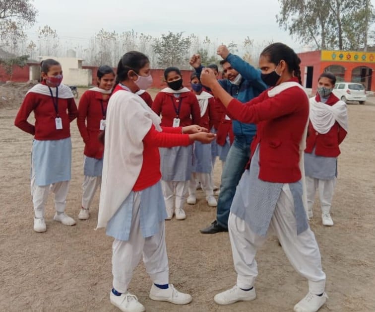 Self defense tricks being taught to girl students, Yamunanagar