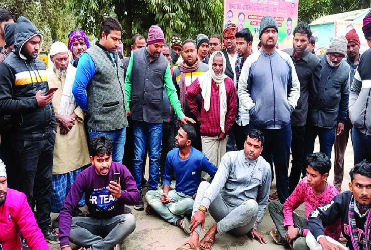 Pratapgarh: Two people including child died due to tractor collision, jammed in front of police station