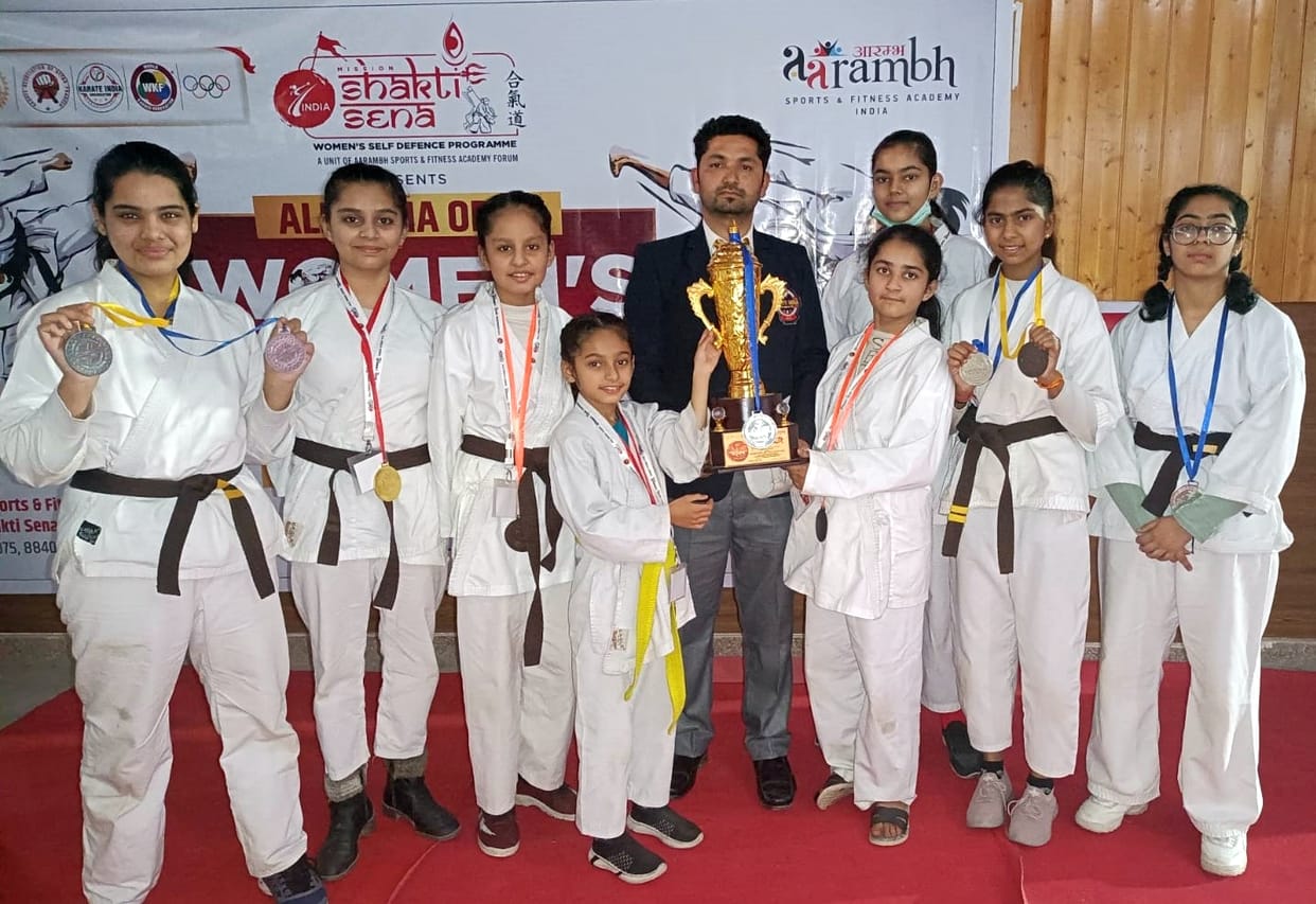 sanvipriyansu and singer preet win gold in national karate pratiyogita