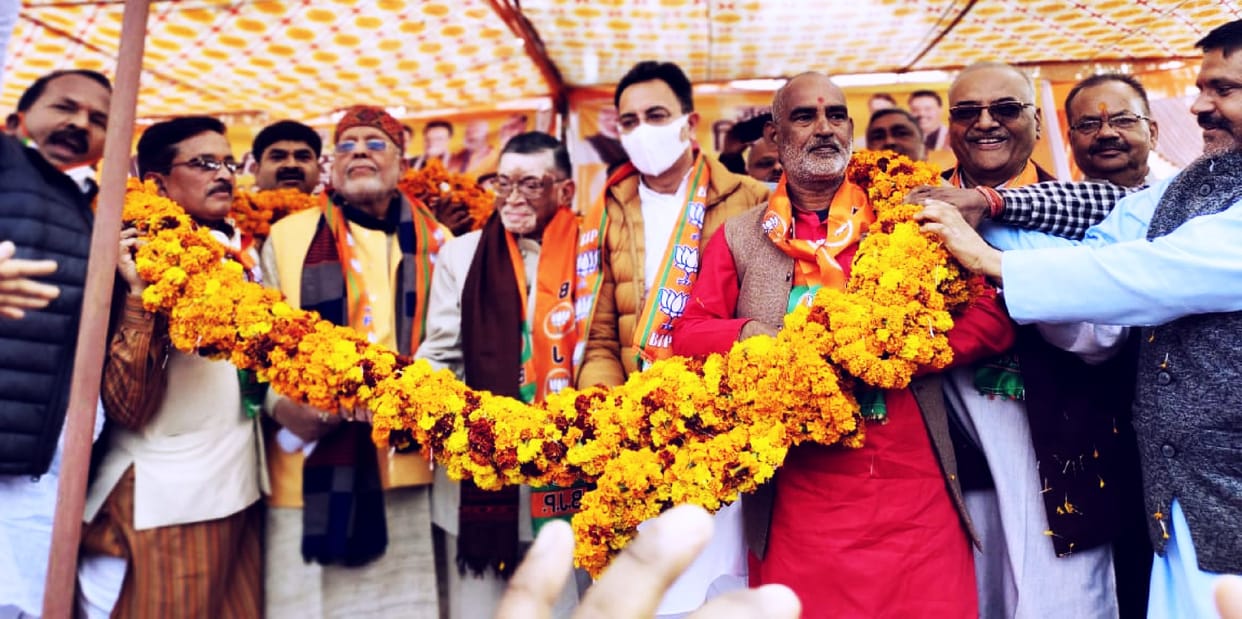 BJP's Jan Vishwas Yatra welcomed by showering flowers