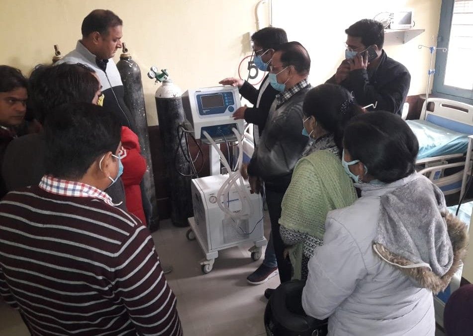 Hathras: In-charge of Kovid Hospital given training to operate ventilator