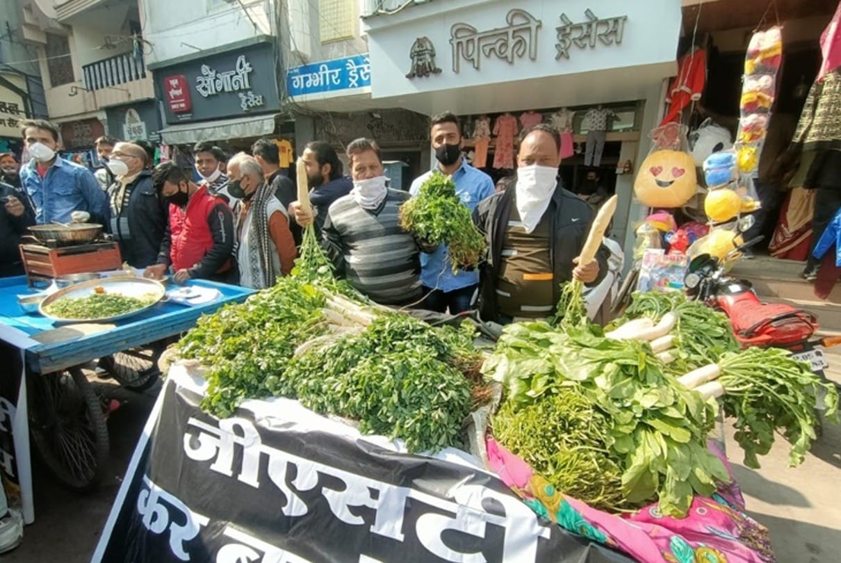 Indore: Close the clothes shop and sell vegetables and poha... traders protest against the increased GST