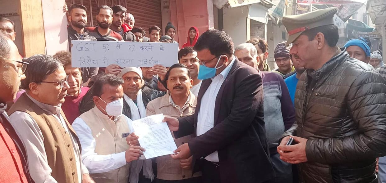 Strike in the market by closing the shops