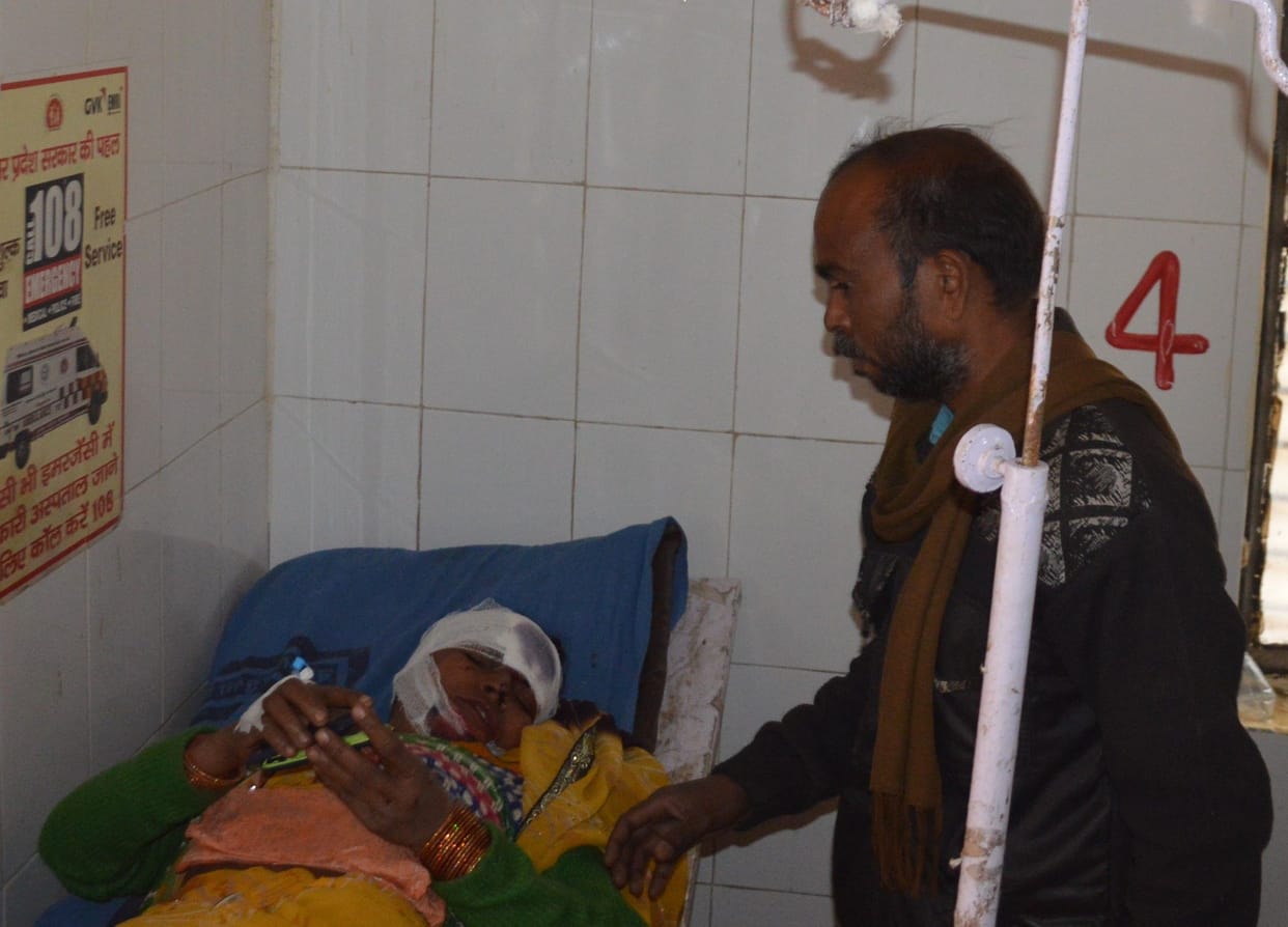 Hathras: Seven people riding bike rickshaw injured due to canter collision