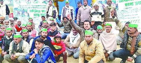 The inspector stirred up the farmers who were protesting at IFFCO, fiercely uproar