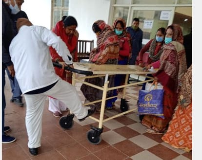BHU hospital emergency Arrangement failure patients forced to sit in open in cold stretcher wheelchair crisis