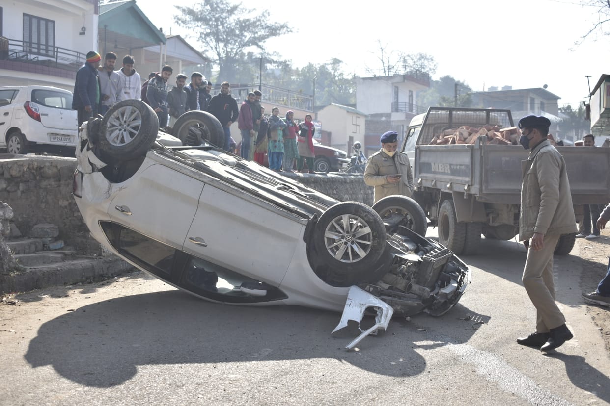 three people injured in car accident in roda sector bilaspur himachal