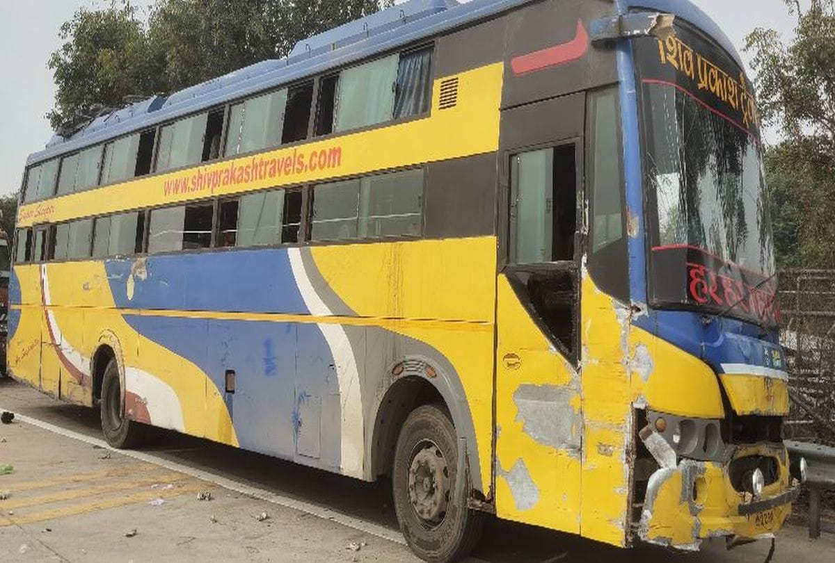 tourist bus loot on Yamuna Expressway in agra