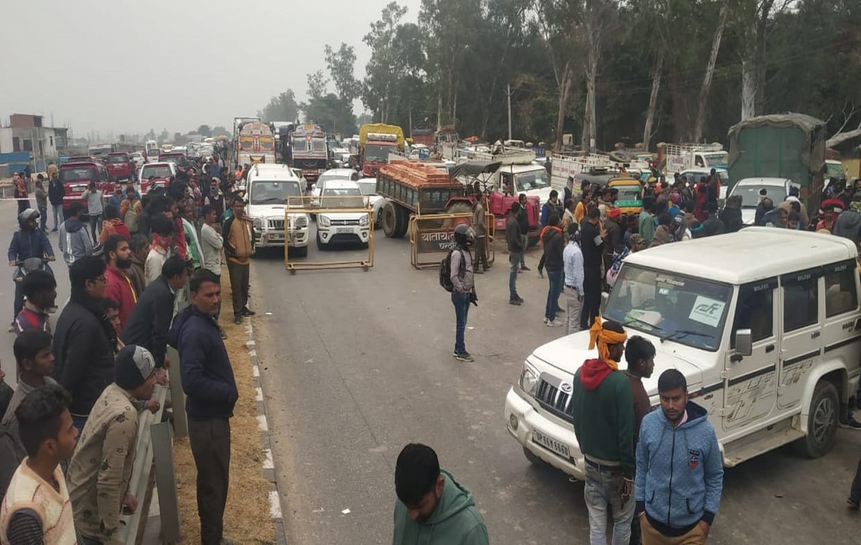 paddy procurement dispute in chandauli Farmers and department face to face farmers jammed national highway