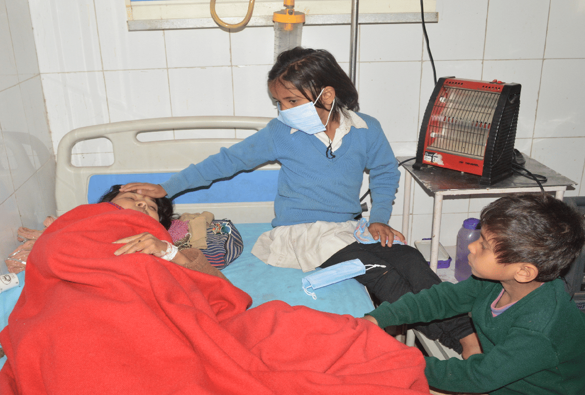 Nine Year Old Giel Reahed Hospital For Sick Mother Treatment And Take Care Of Brother