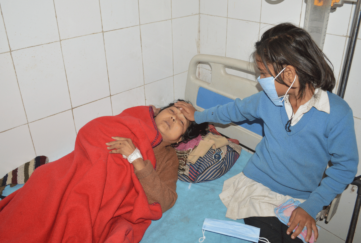 Nine Year Old Giel Reahed Hospital For Sick Mother Treatment And Take Care Of Brother