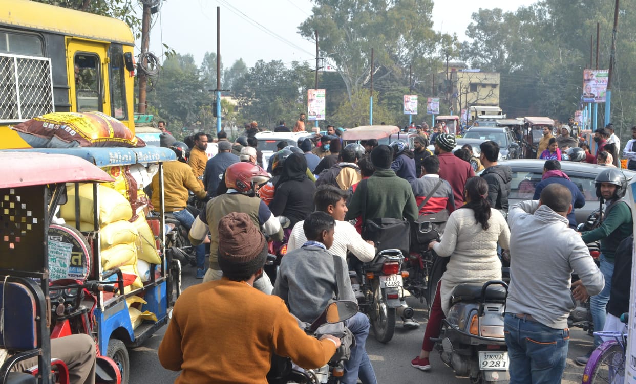 Heavy jam, police absent, public upset