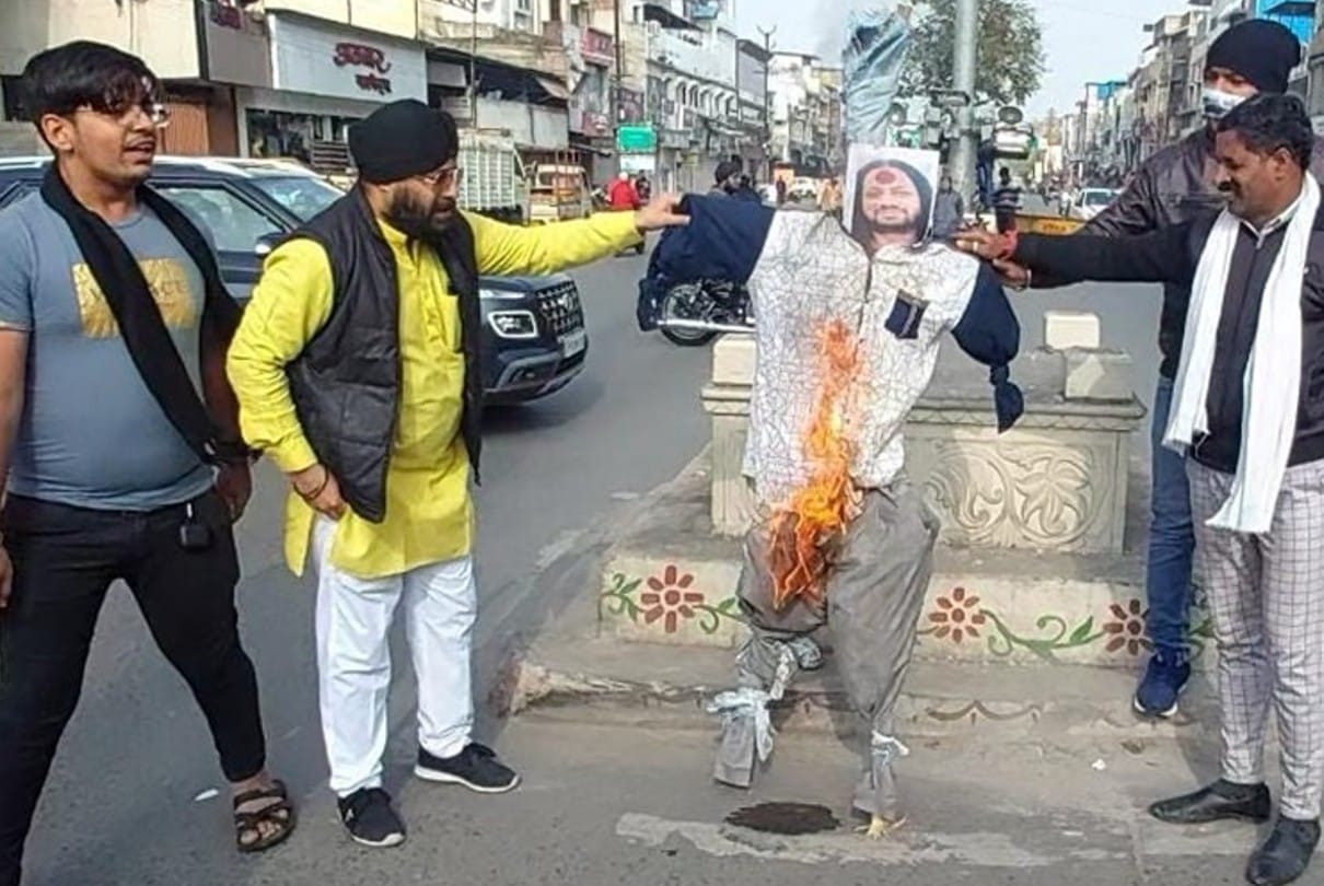 Madhya Pradesh: Congress burnt the effigy of Kalicharan Maharaj in Indore, said- sedition case should be filed