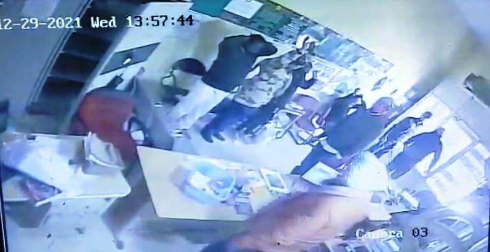 Three and a half lakh looted at gun point in the bank