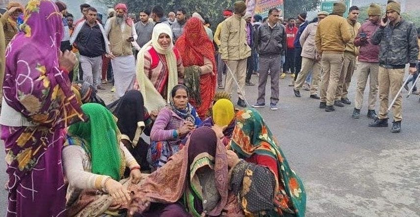 Bike riding mother dies in Pukhrayan due to truck collision, son injured, people jammed the road