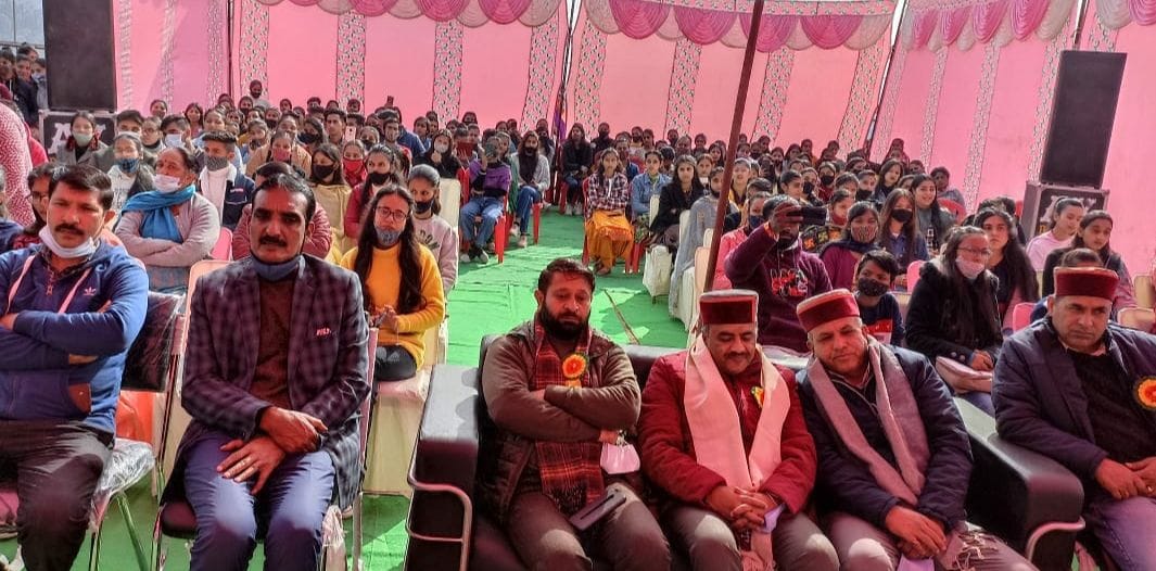 Health minister felicitates 15 bright students of Dharampur college in a function organised by ABVP