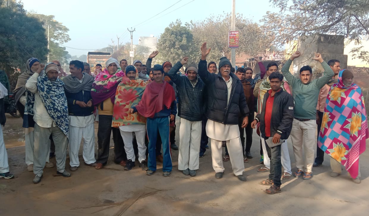 Farmers' anger erupts over shortage of urea