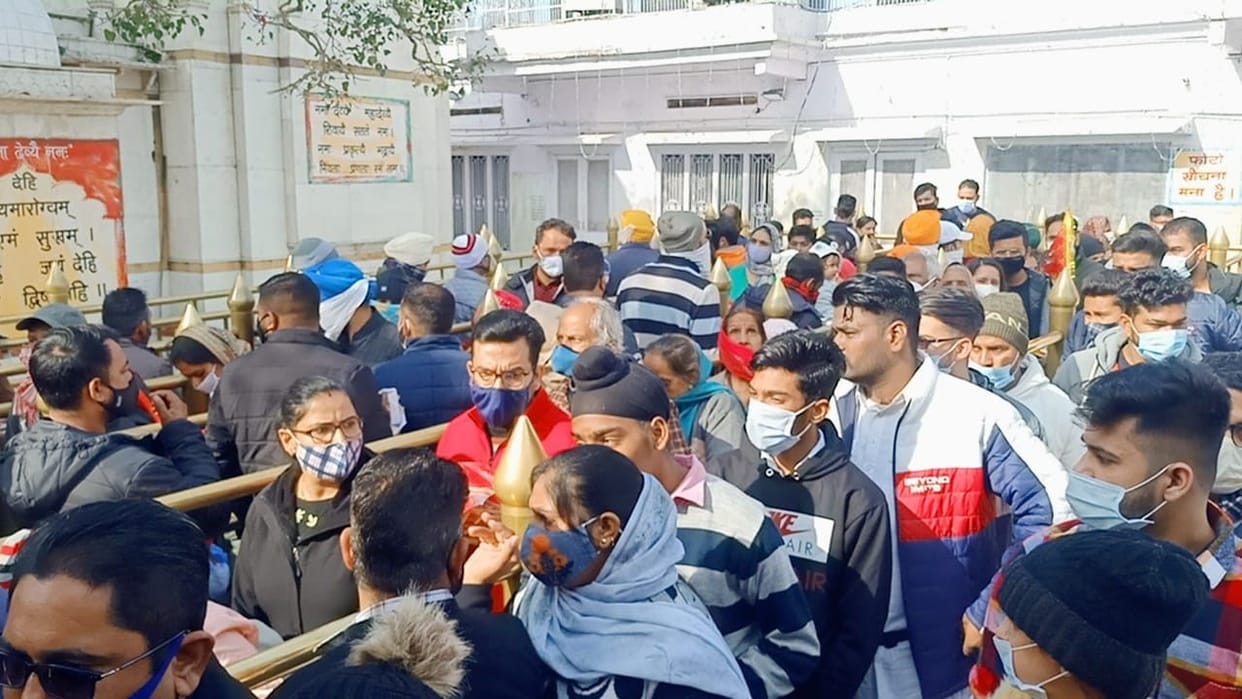 Eight thousand devotees bowed their heads in the court of Mother Nayana
