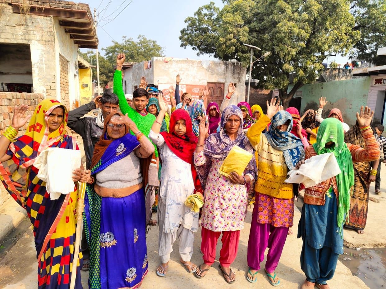 Hathras: Angry over not giving ration, villagers demonstrated