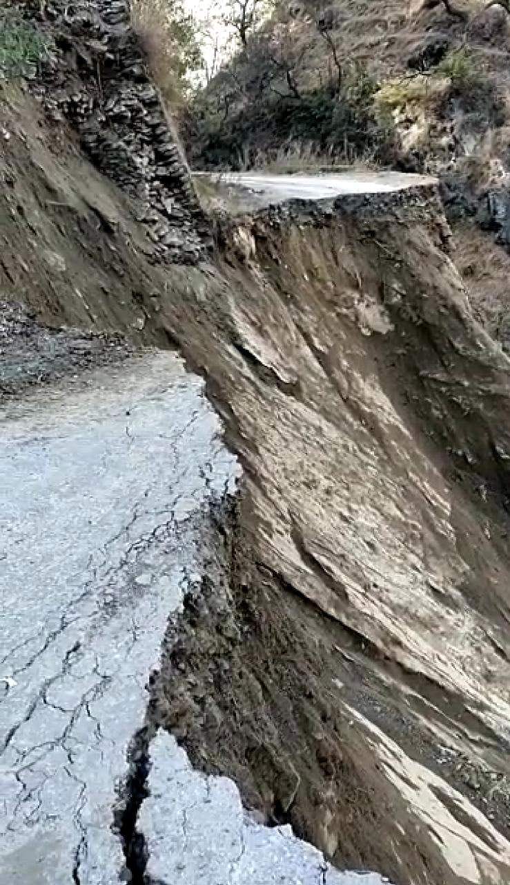 250 tourists stranded in Urgam valley due to road breakdown