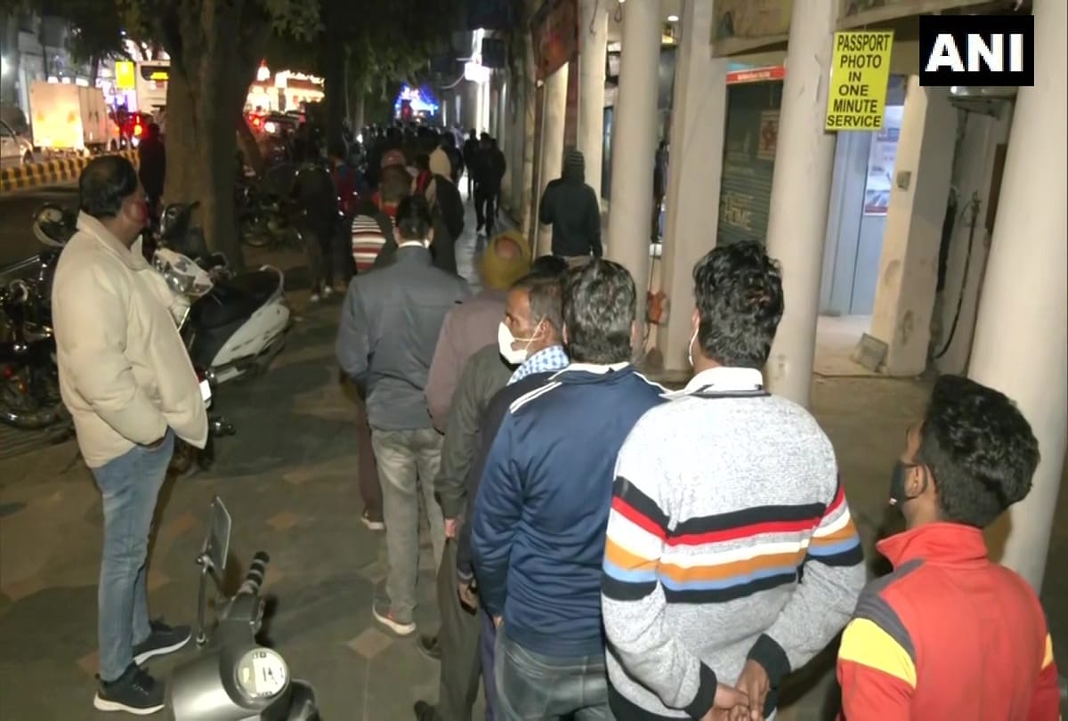 Delhi Rumors of imposing curfew on weekends crowds gathered outside liquor contracts