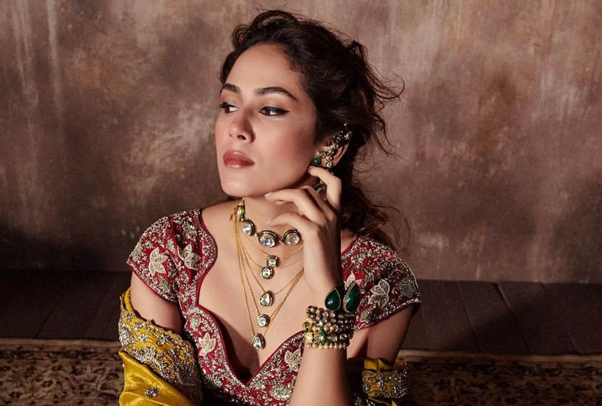 Mira Rajput Bold Look Photos in Deep Neckline Blouse and lehenga
