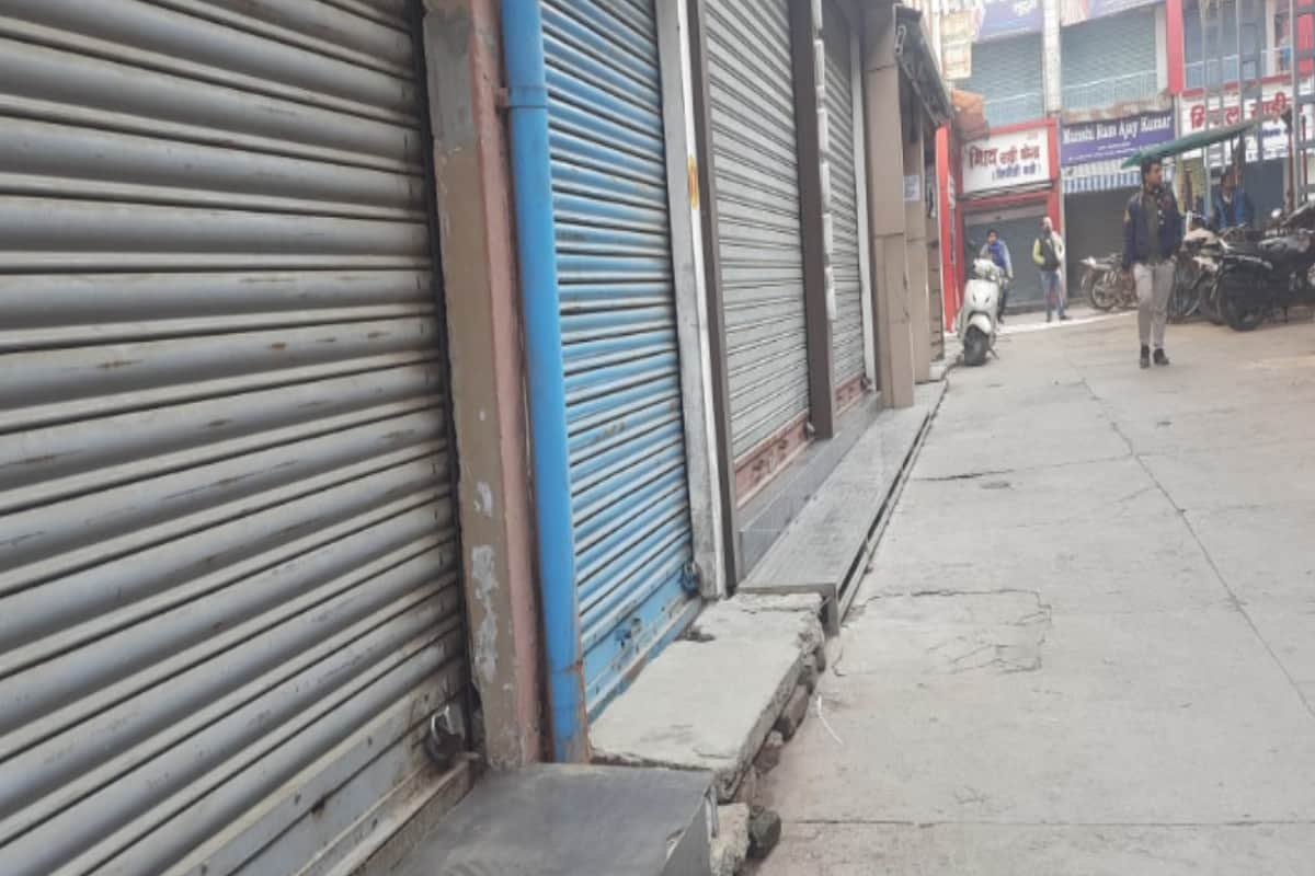 Muzaffarnagar: Locks hung on shops in protest against GST, traders shows anger