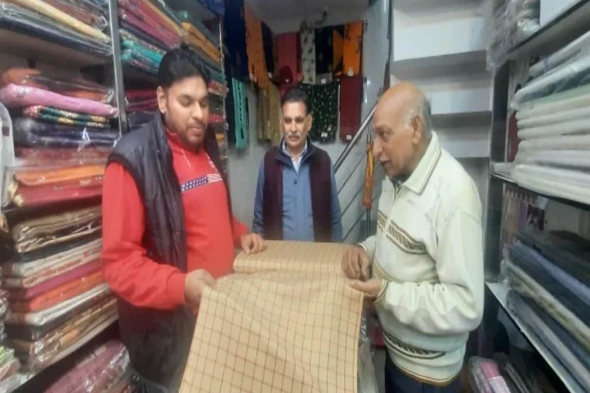 Muzaffarnagar: Locks hung on shops in protest against GST, traders shows anger