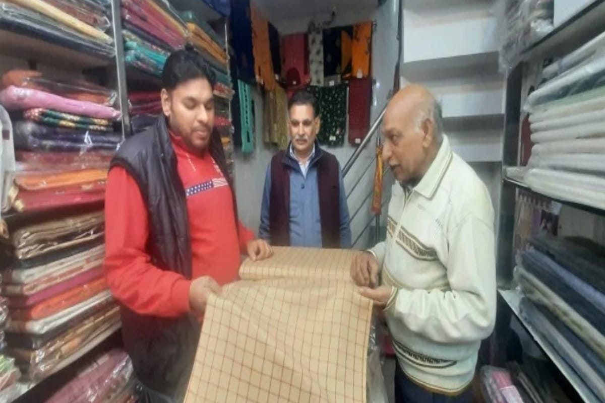 Muzaffarnagar: Locks hung on shops in protest against GST, traders shows anger