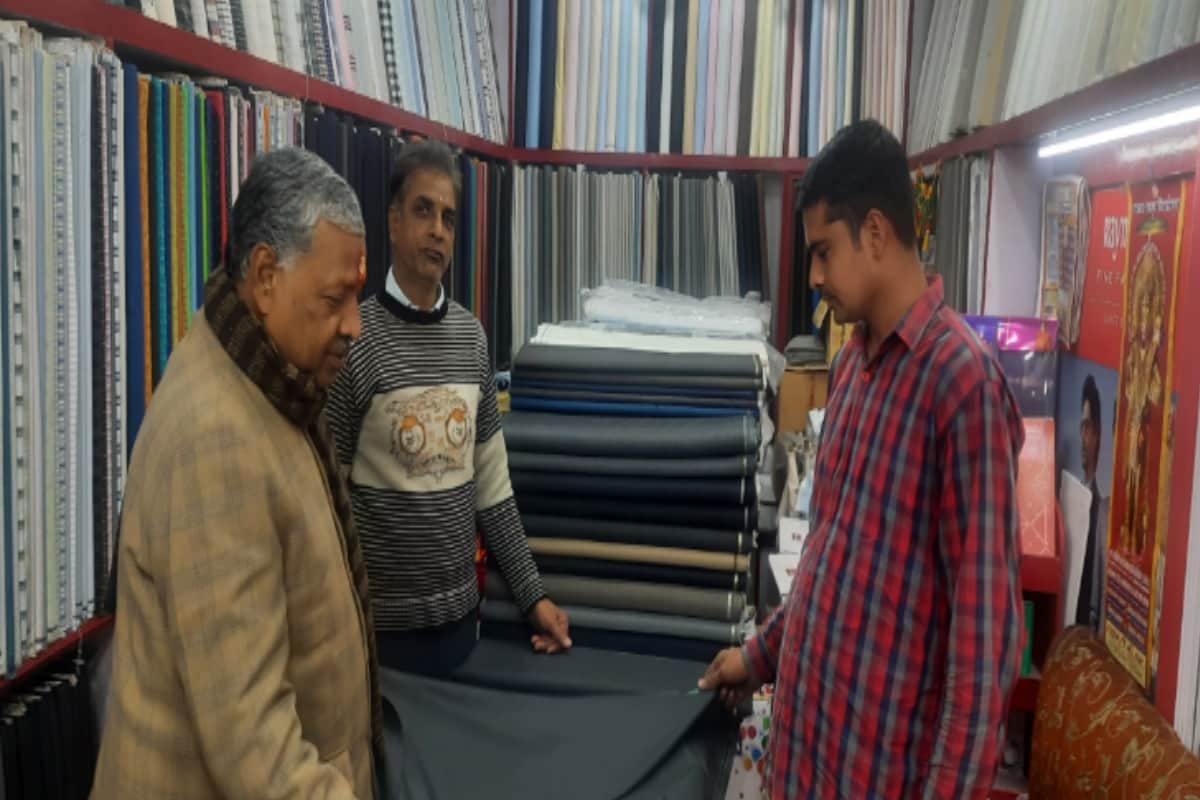 Muzaffarnagar: Locks hung on shops in protest against GST, traders shows anger