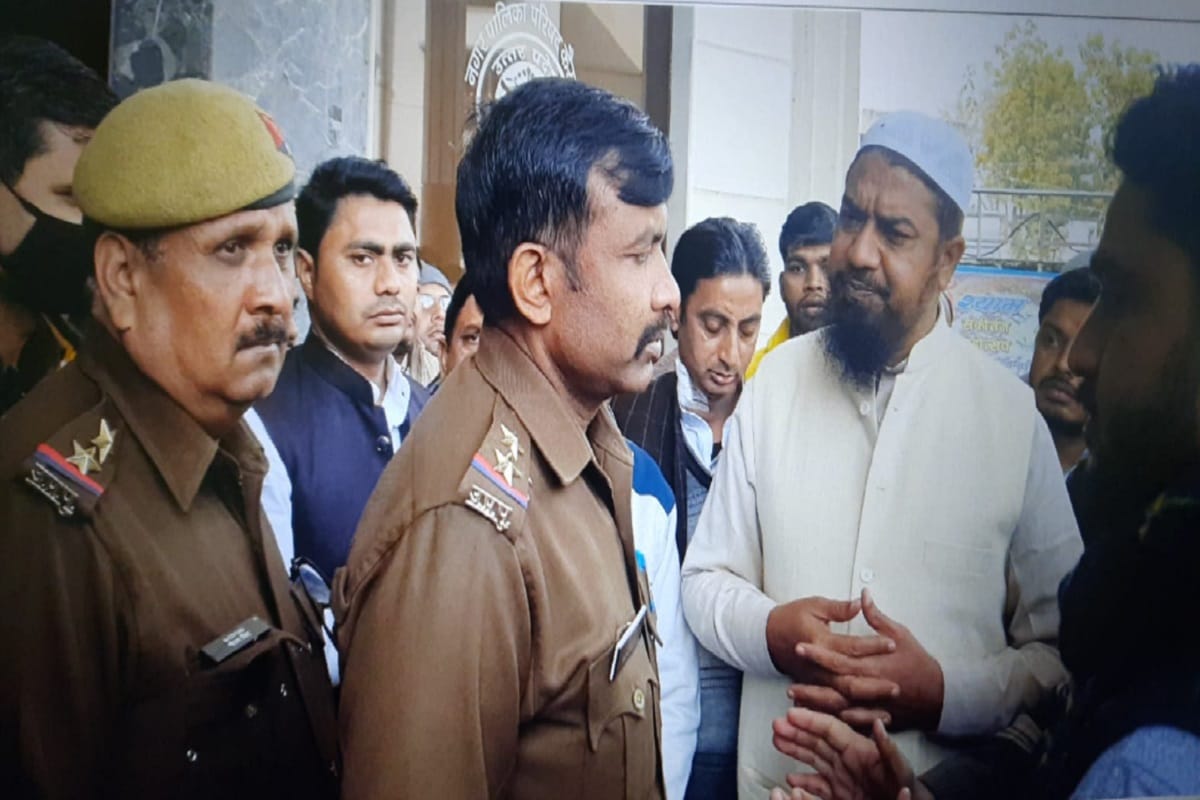 There was a dispute between the chairman and the EO in Nagar Palika and protest by employees in Kairana of Shamli