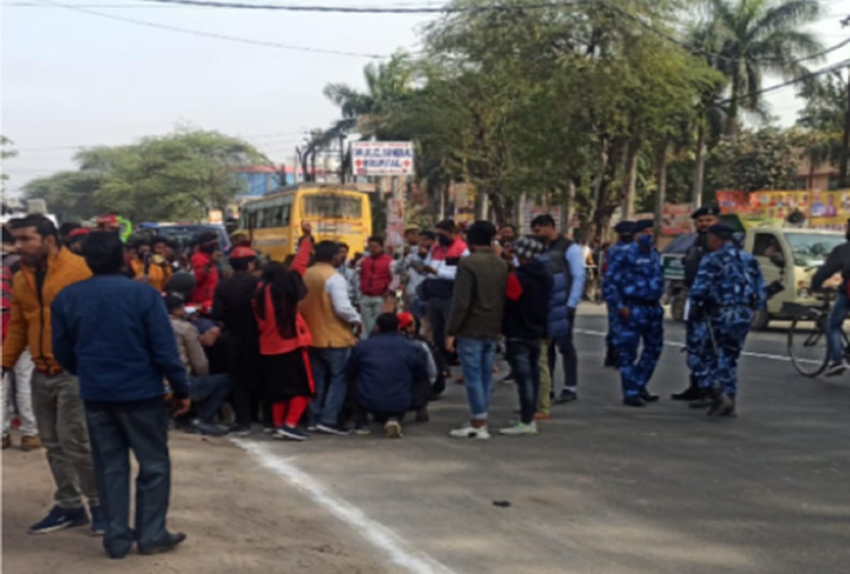 Aligarh: Police stopped SP workers going to show black flag to Home Minister Amit Shah