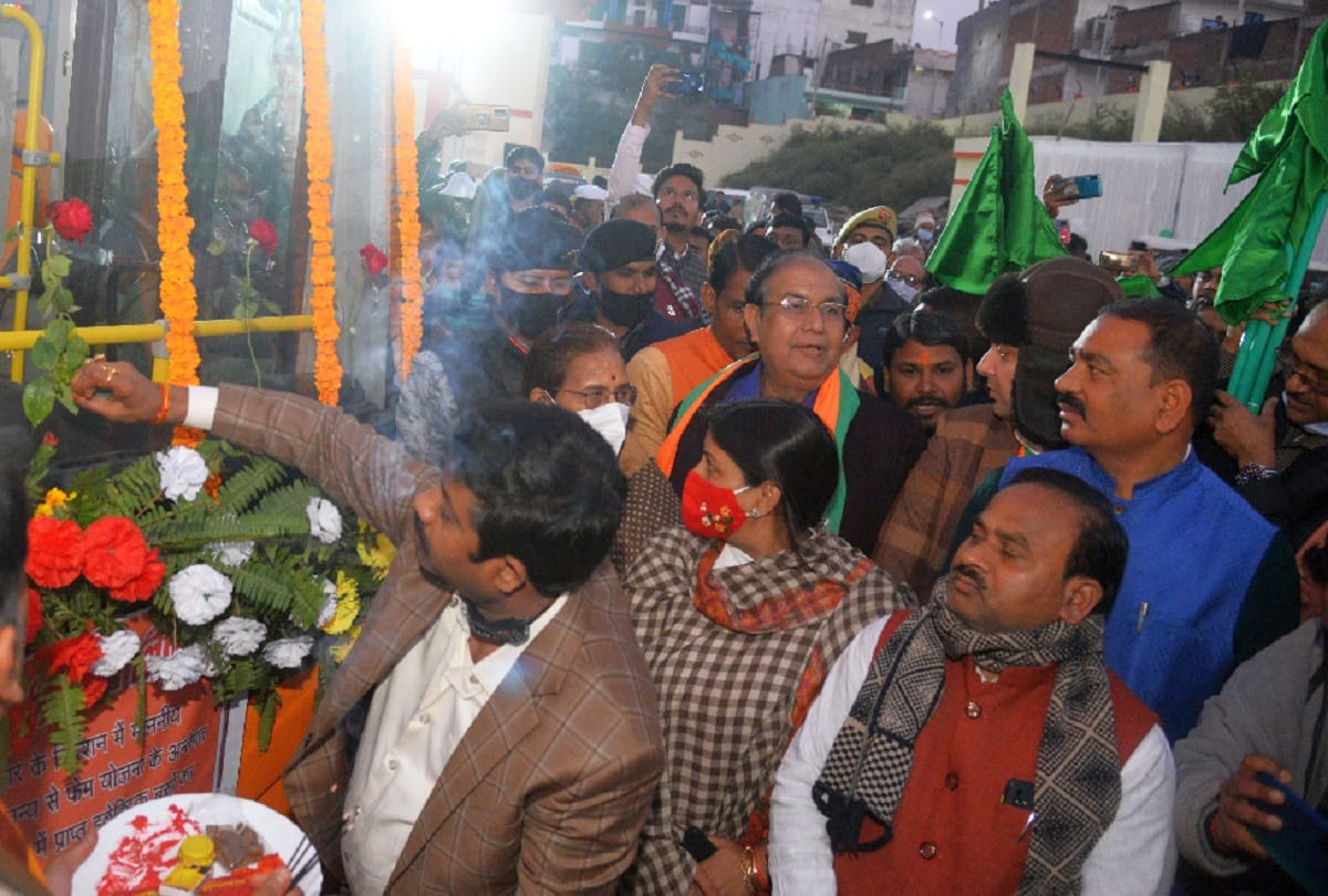 Prayagraj: Minister Nandi and MP Keshari Devi Patel flagged off the operation of e-buses