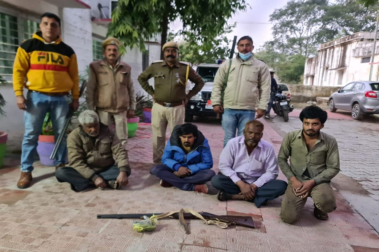Four hunters caughr forest department trap while hunting foreign birds in rajasthan