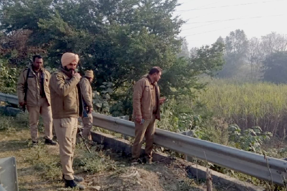Rifle robbery case: One miscreant kept hitting on the head, the other snatched the rifle, injured soldier kept fighting with the miscreants