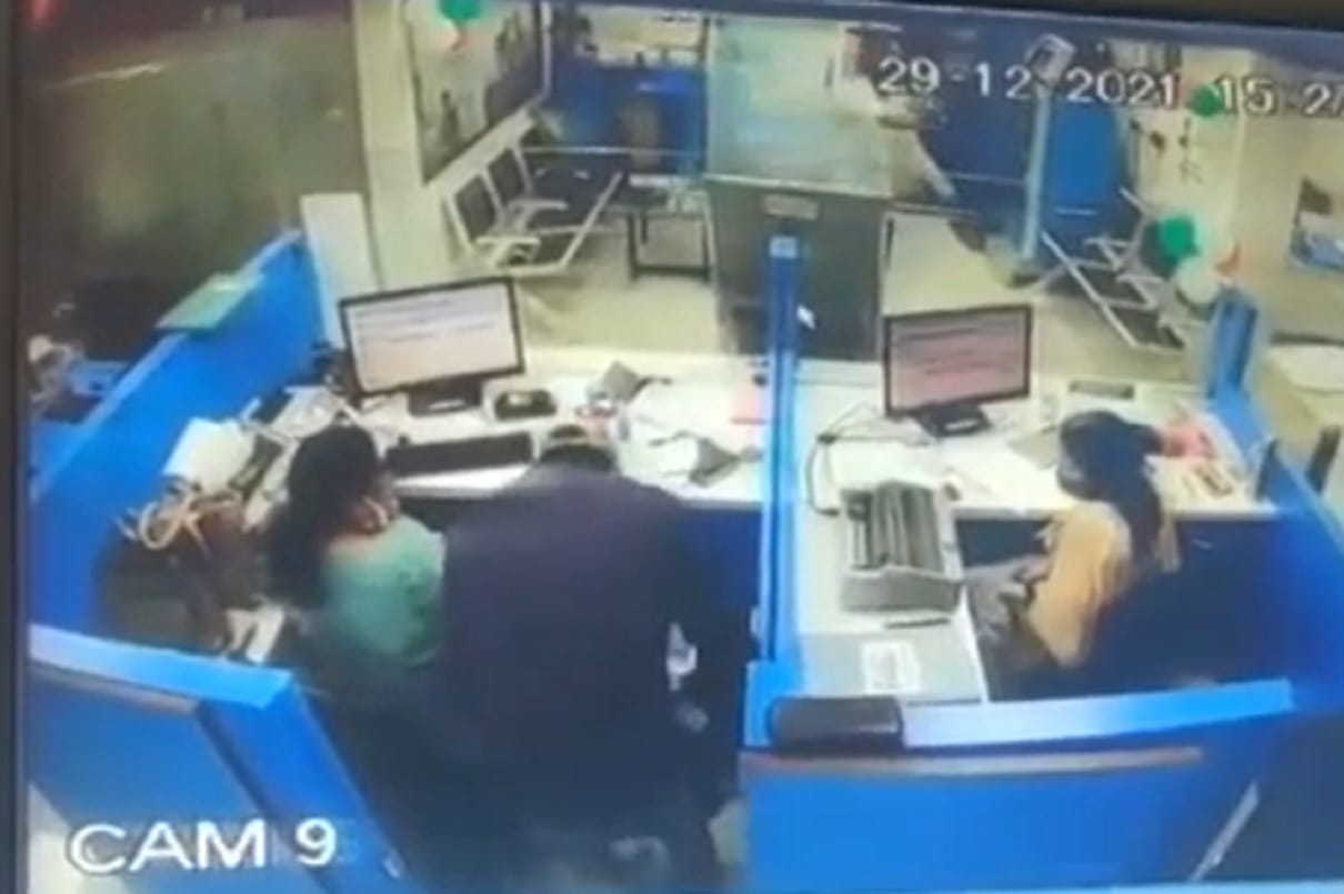 Bank robbery in mumbai sbi dahisar branch one employee dead